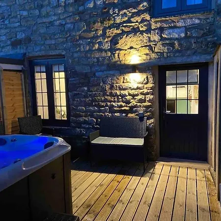 Feriehus Entire Rural 5* Cottage, Winton With Hot Tub Winton (Cumbria)
