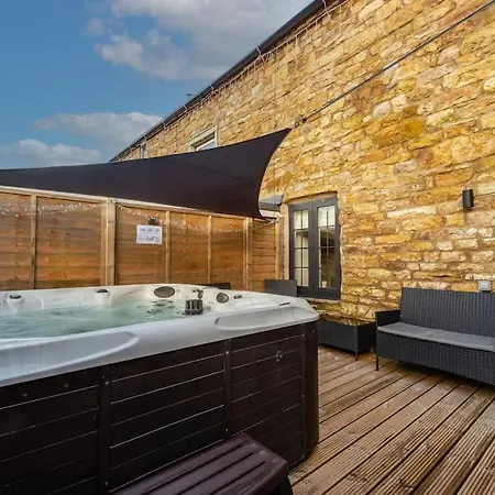 Entire Rural 5* Cottage, Winton With Hot Tub Tatil Evi *