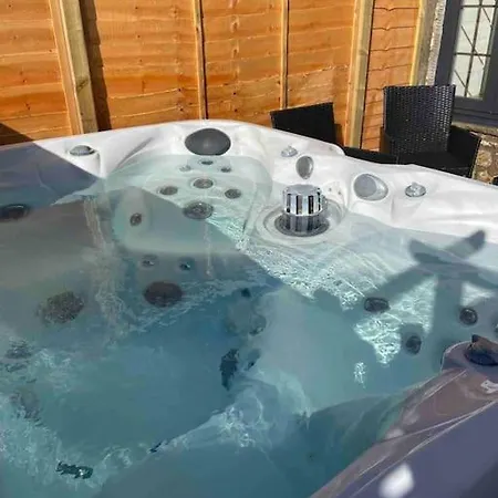 Entire Rural 5* Cottage, Winton With Hot Tub